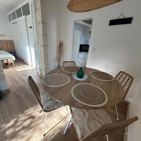 Holiday home Les Pieds Dans L Eau Bord De *