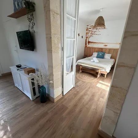Holiday home Les Pieds Dans L Eau Bord De