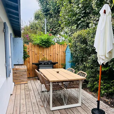 Holiday home Les Pieds Dans L Eau Bord De